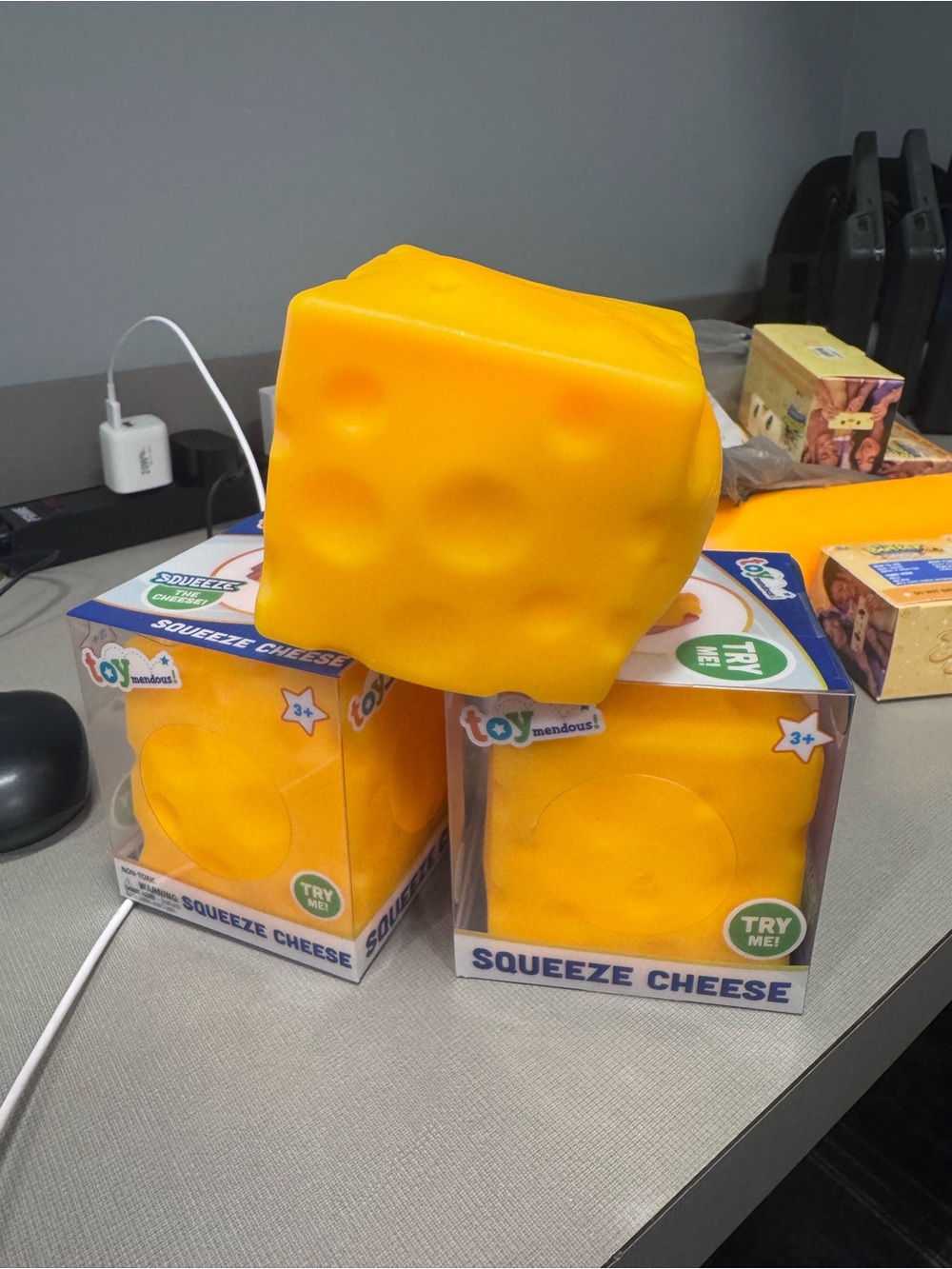 VIRAL TOYMENDOUS CHEESE JUMBO SQUISHY